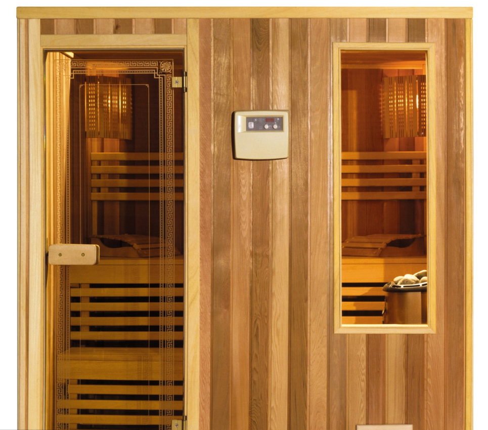 Sala de sauna con vidrio y madera