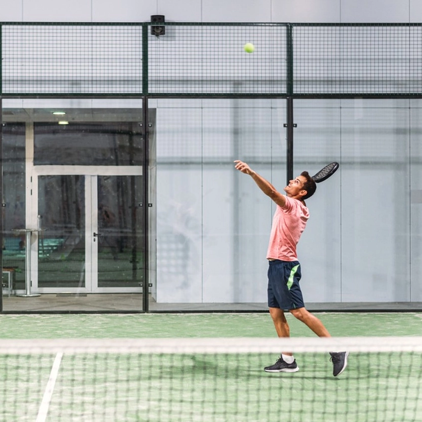 Corte de tenis de vidrio Padel